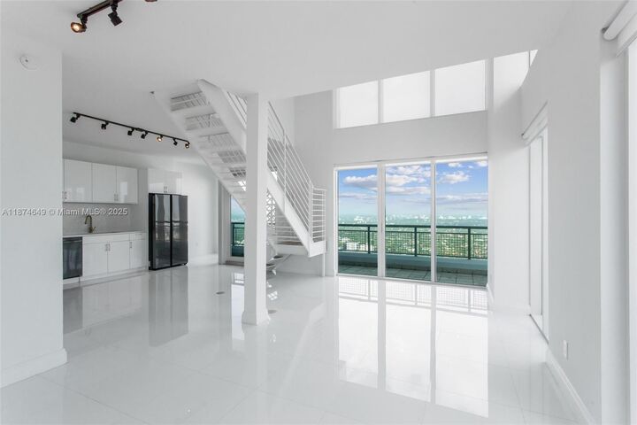 Property Photo: 60 SW 13th St 4413 FL 33130