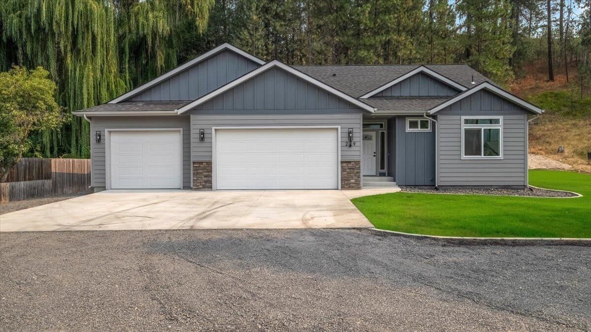 Property Photo: 209 E Franklin Dr WA 99026