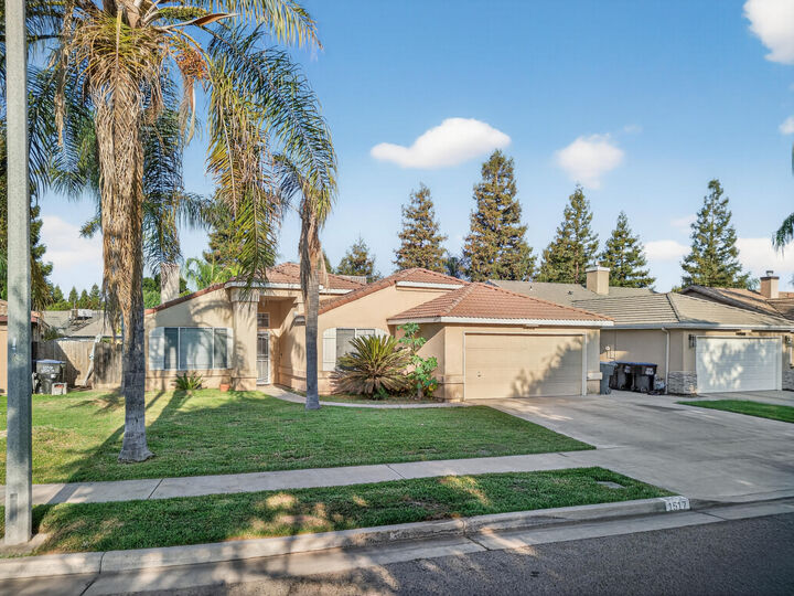 Property Photo: 1517 N Rio Vista Court CA 93292