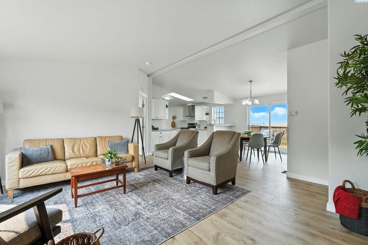 Property Photo:  211 Harbor Blvd  WA 99323 