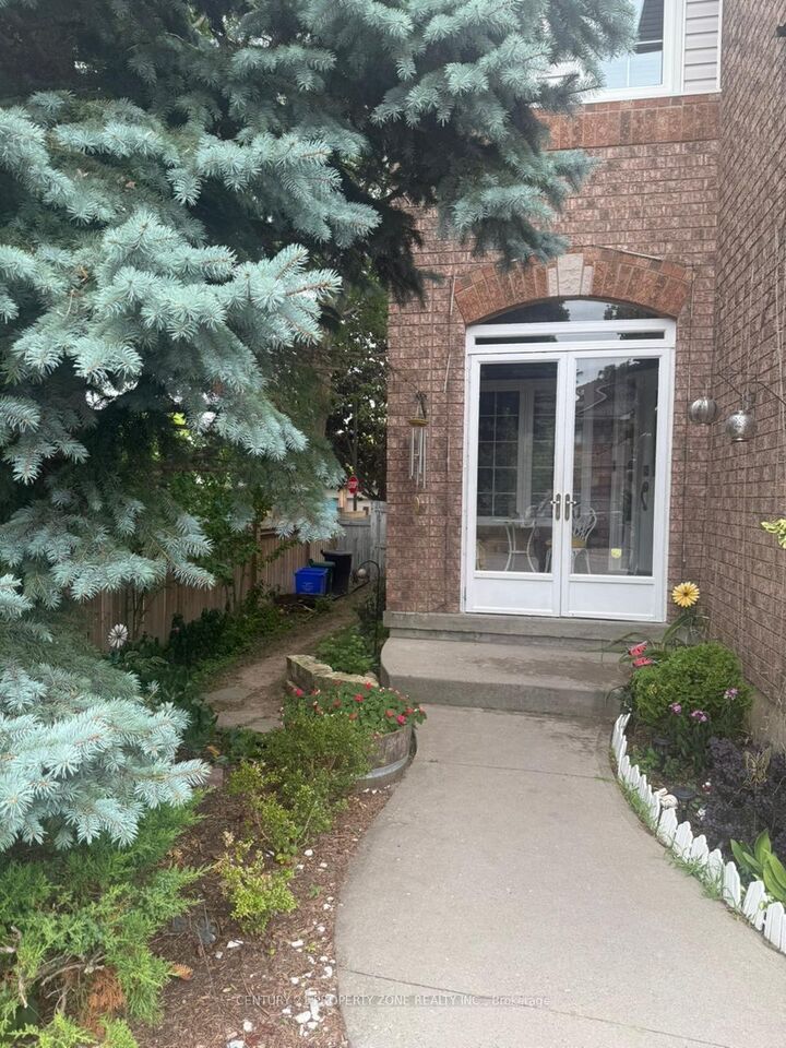 Photo de la propriété:  130 Waller Street  ON L1R 2K7 