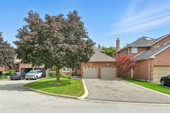 Property Photo: 1334 Beauty Bush Court ON L5V 1K4