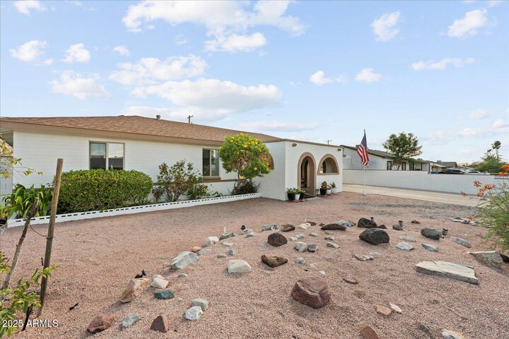 Property Photo:  129 E Monte Way  AZ 85042 