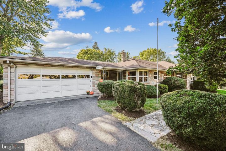 Property Photo:  221 S Maple Avenue  VA 20132 