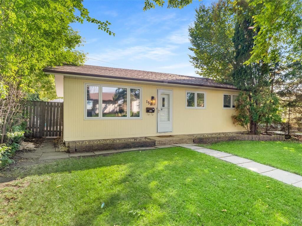 Property Photo:  158 Larche Avenue  MB R2C 1A4 