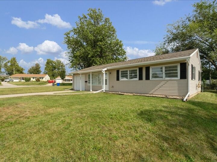 Property Photo:  4851 Ford Avenue NW  IA 52405 