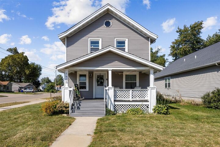 Property Photo: 1600 8th Street NW IA 52405