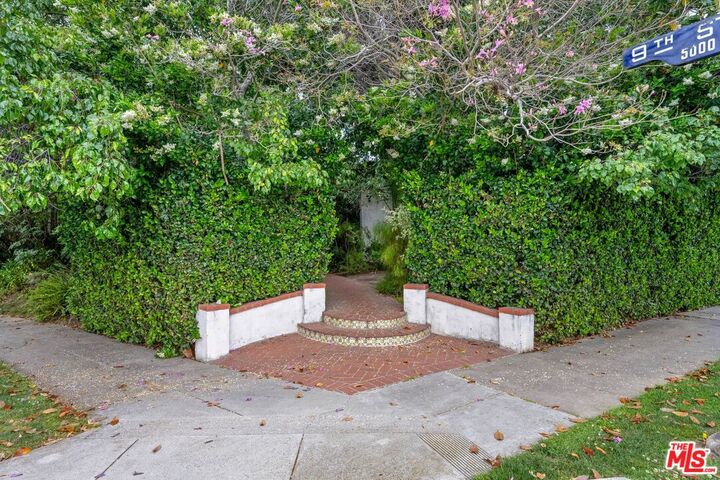 Property Photo:  902 S Highland Ave  CA 90036 