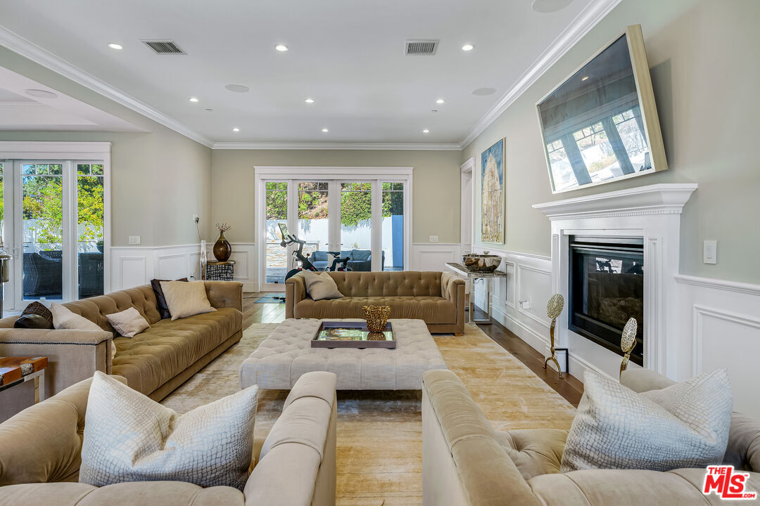 Property Photo:  19633 Wells Dr  CA 91356 
