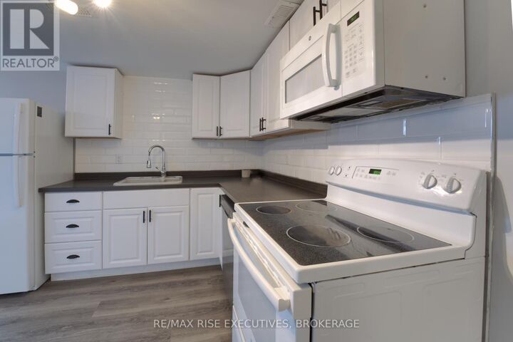 Photo de la propriété:  258 Kingscourt Avenue 2  ON K7K 6C9 