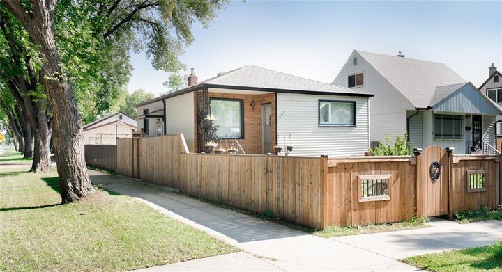501 Minnigaffe Street  Winnipeg MB R2X 1Z7 photo