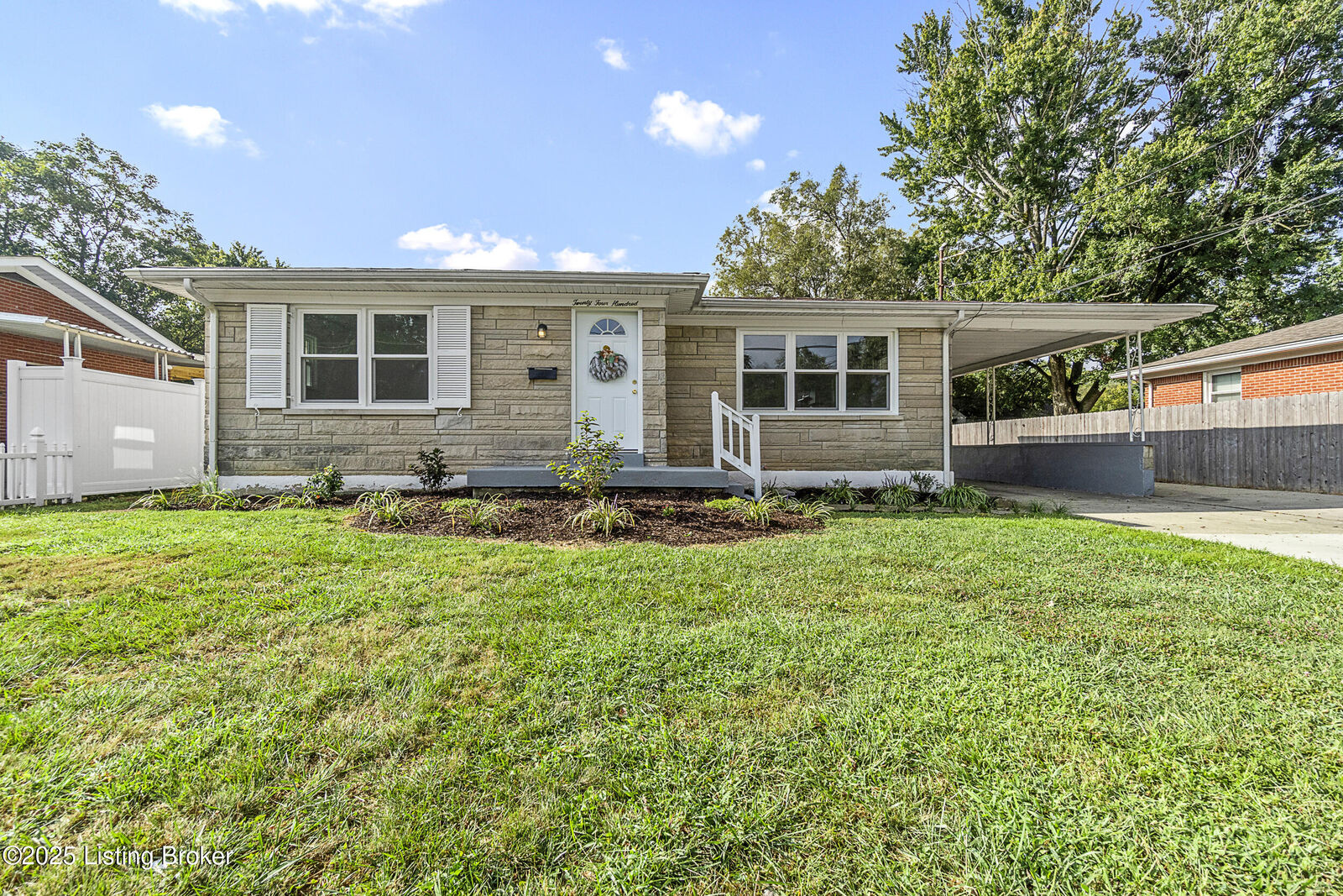 Property Photo: 2400 Garrs Ln KY 40216
