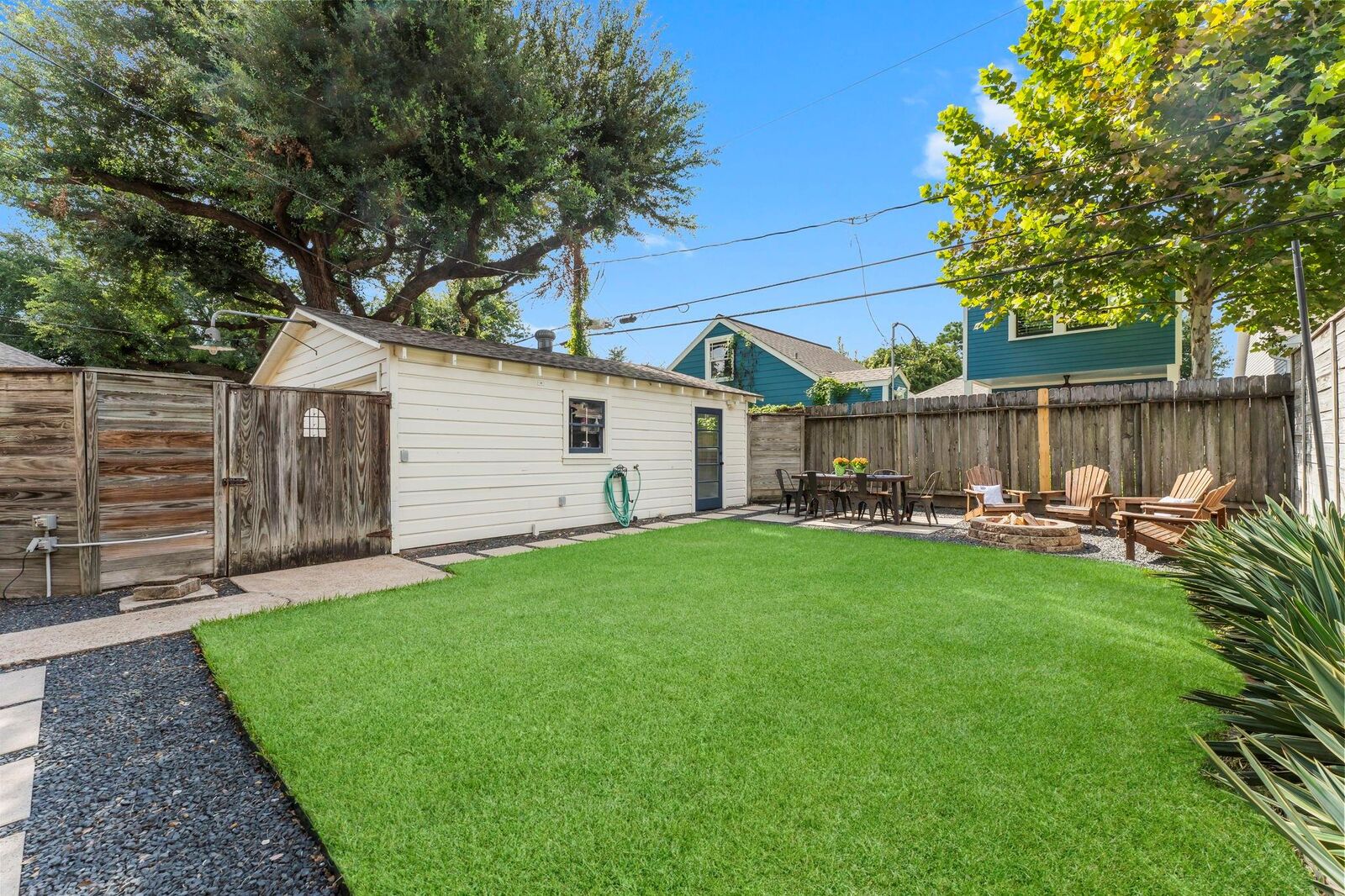Property Photo: 928 W Temple Street TX 77009