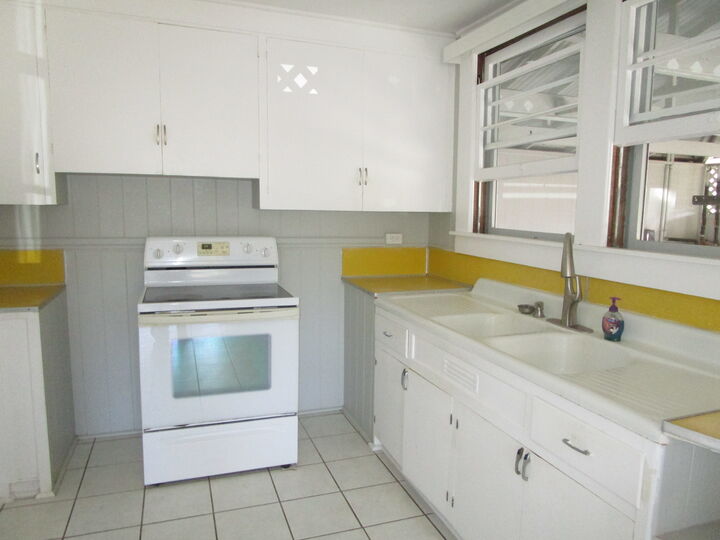Property Photo:  390 Mohouli St  HI 96720 