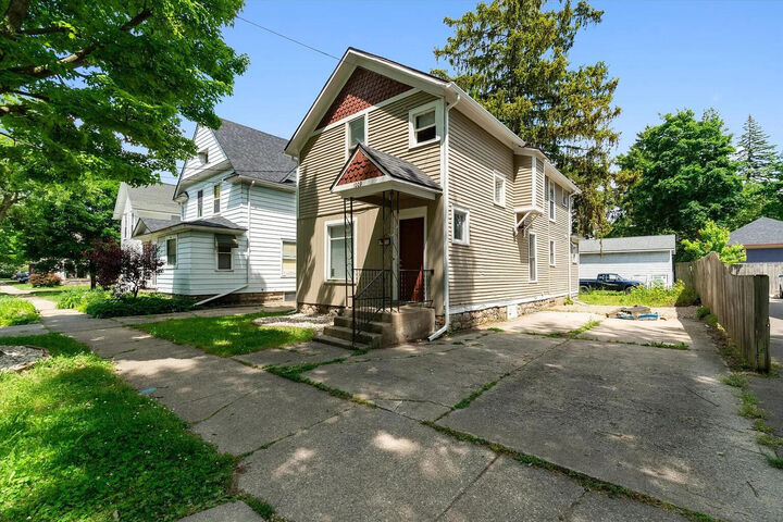 Property Photo:  1009 Oak Street  MI 49008 
