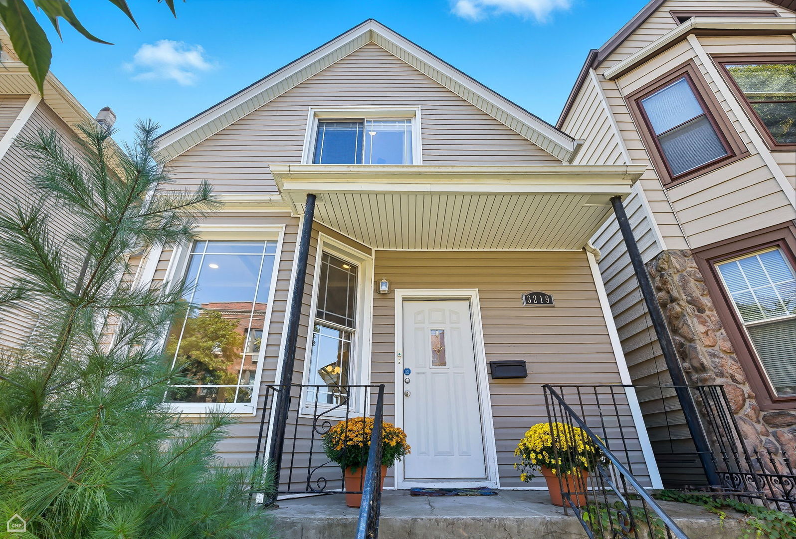 Property Photo:  3219 W Dickens Avenue  IL 60647 