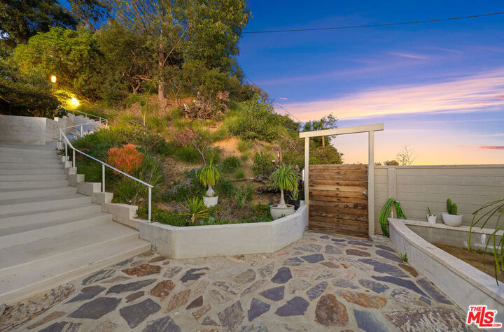Property Photo:  8494 Cole Crest Drive  CA 90046 