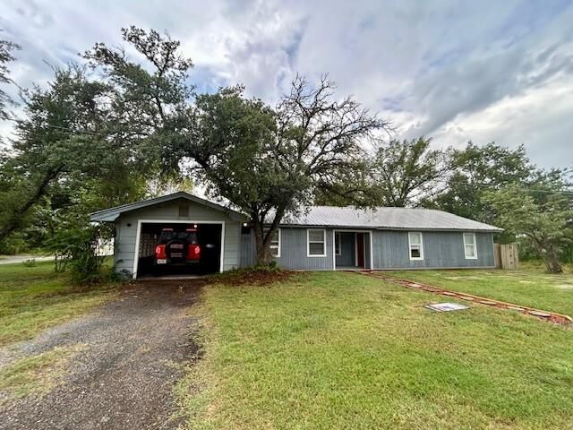 704 W Brazos Street  Groesbeck TX 76642 photo