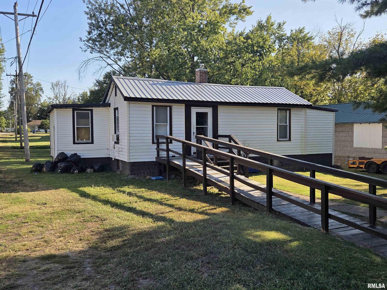 Property Photo:  601 W Cherry Street  IL 62859 
