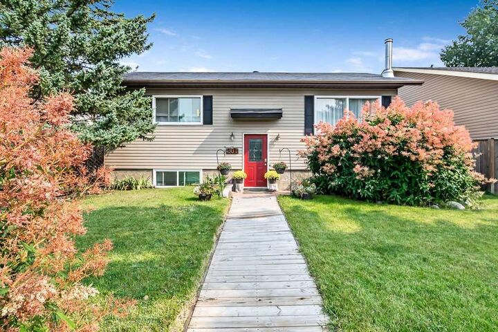 201 Robert Street SW  Diamond Valley AB T0L 2A0 photo