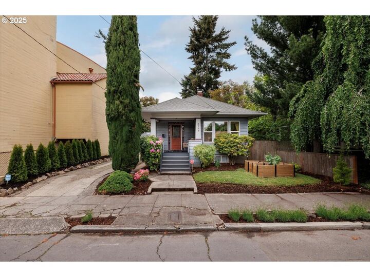 Property Photo:  3723 SE Clay St  OR 97214 