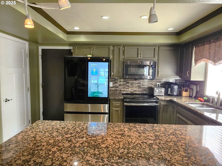 Property Photo:  1387 Windsong Ct  OR 97304 