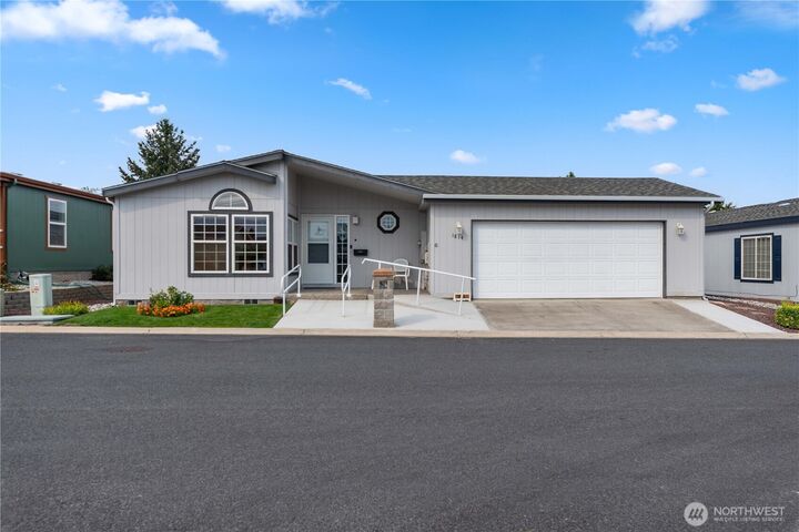 Property Photo:  1814  Heritage Drive  WA 98801 