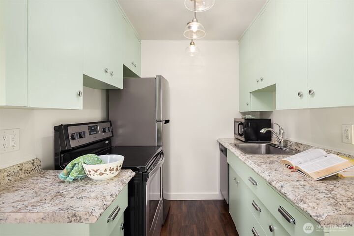 Property Photo:  8701  35th Avenue NE 9  WA 98115 