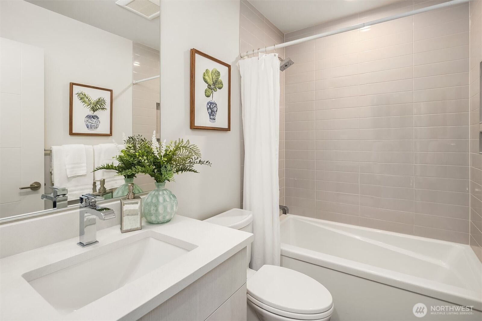 Property Photo:  4570  23rd Avenue SW  WA 98106 