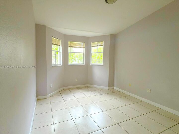 Property Photo:  1543 SE 25th St 204  FL 33035 