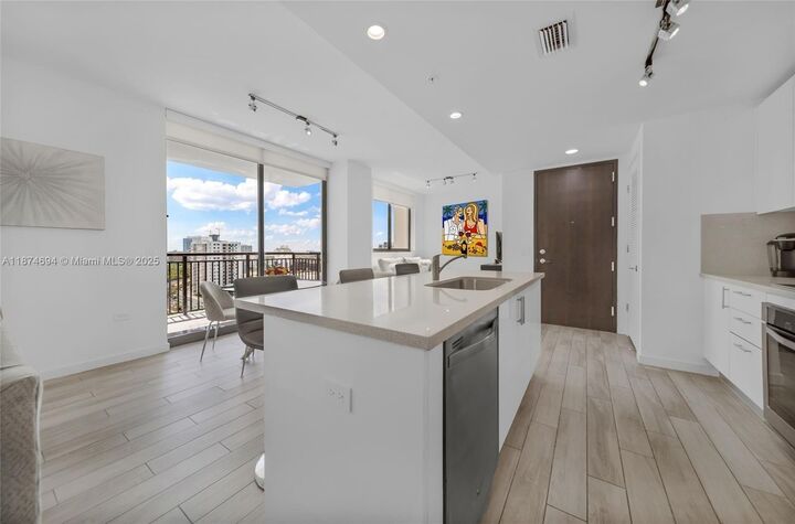 999 SW 1st Ave 1903  Miami FL 33130 photo