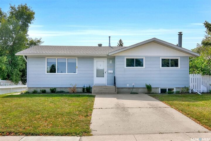 Property Photo: 2938 Eastview SK S7J 3H9
