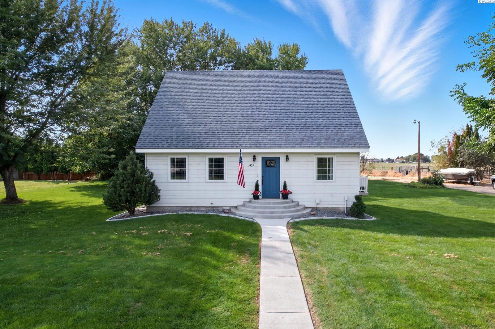 Property Photo:  1427 Lake Road  WA 99323-0930 