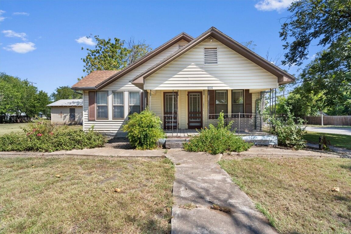 Property Photo:  205 E Broadway Street  TX 76530 