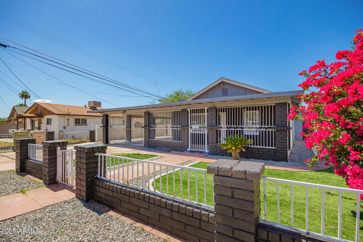 Property Photo:  7414 N 54th Avenue  AZ 85301 