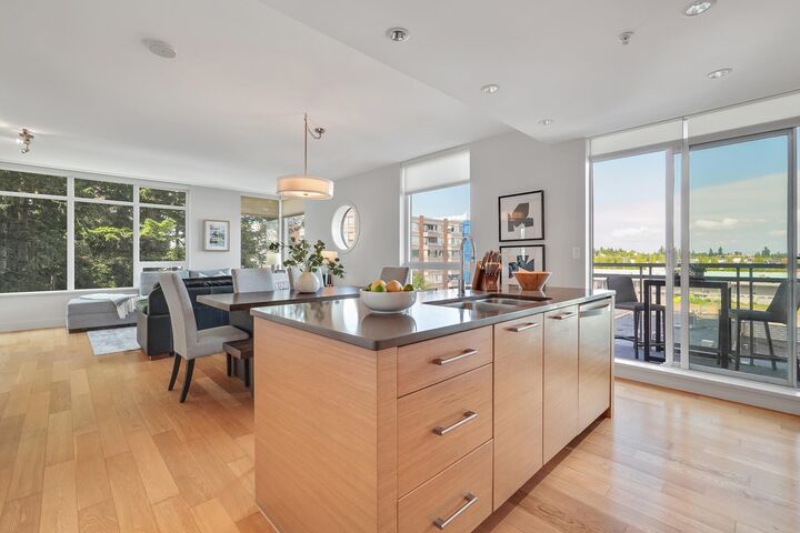 Property Photo: 15152 Russell Avenue 404 BC V4B 0A3