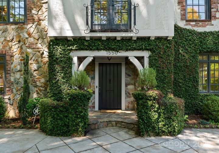Property Photo:  1550 Queens Road W  NC 28207 