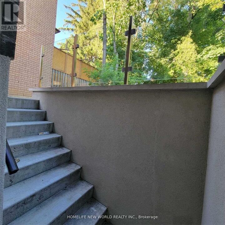 Photo de la propriété:  41 Brucewood Crescent  ON M6A 2G7 
