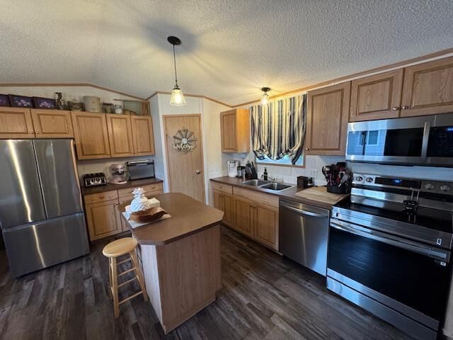 Property Photo: 109 Glendale Bay MB R7C 1E2