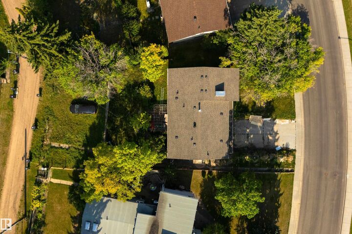 Property Photo:  6507 Hardisty Drive NW  AB T6A 3V2 