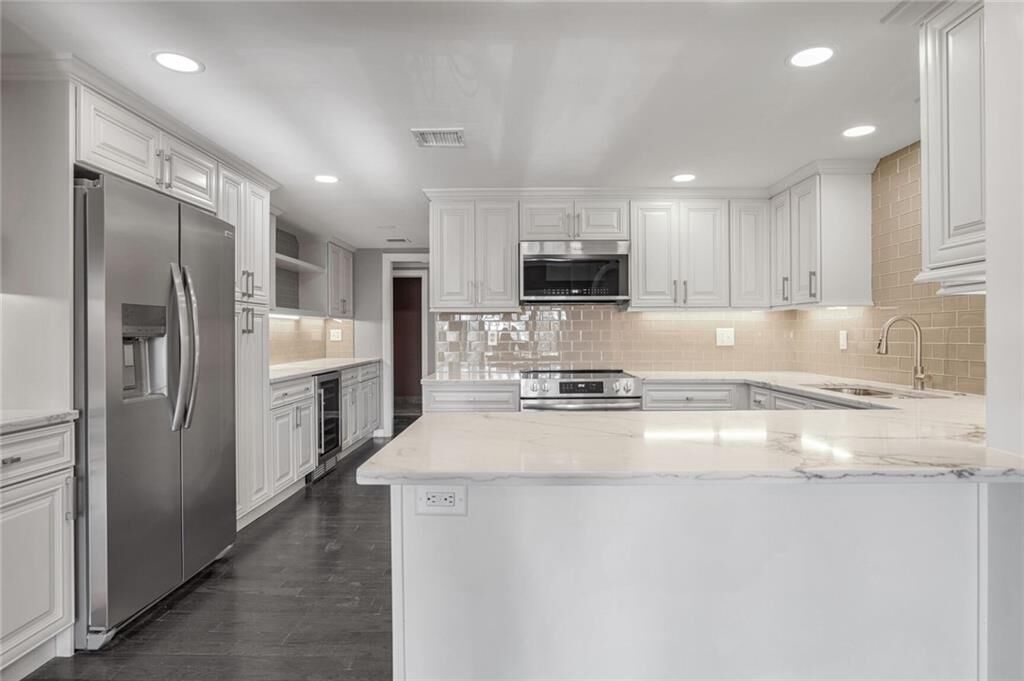Property Photo:  