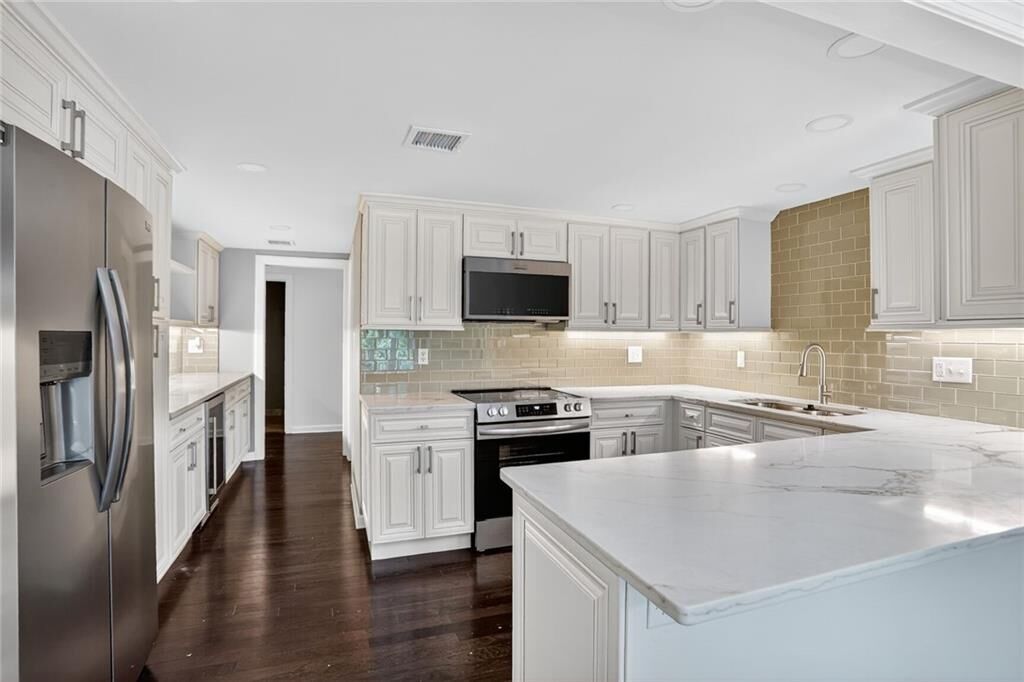 Property Photo:  