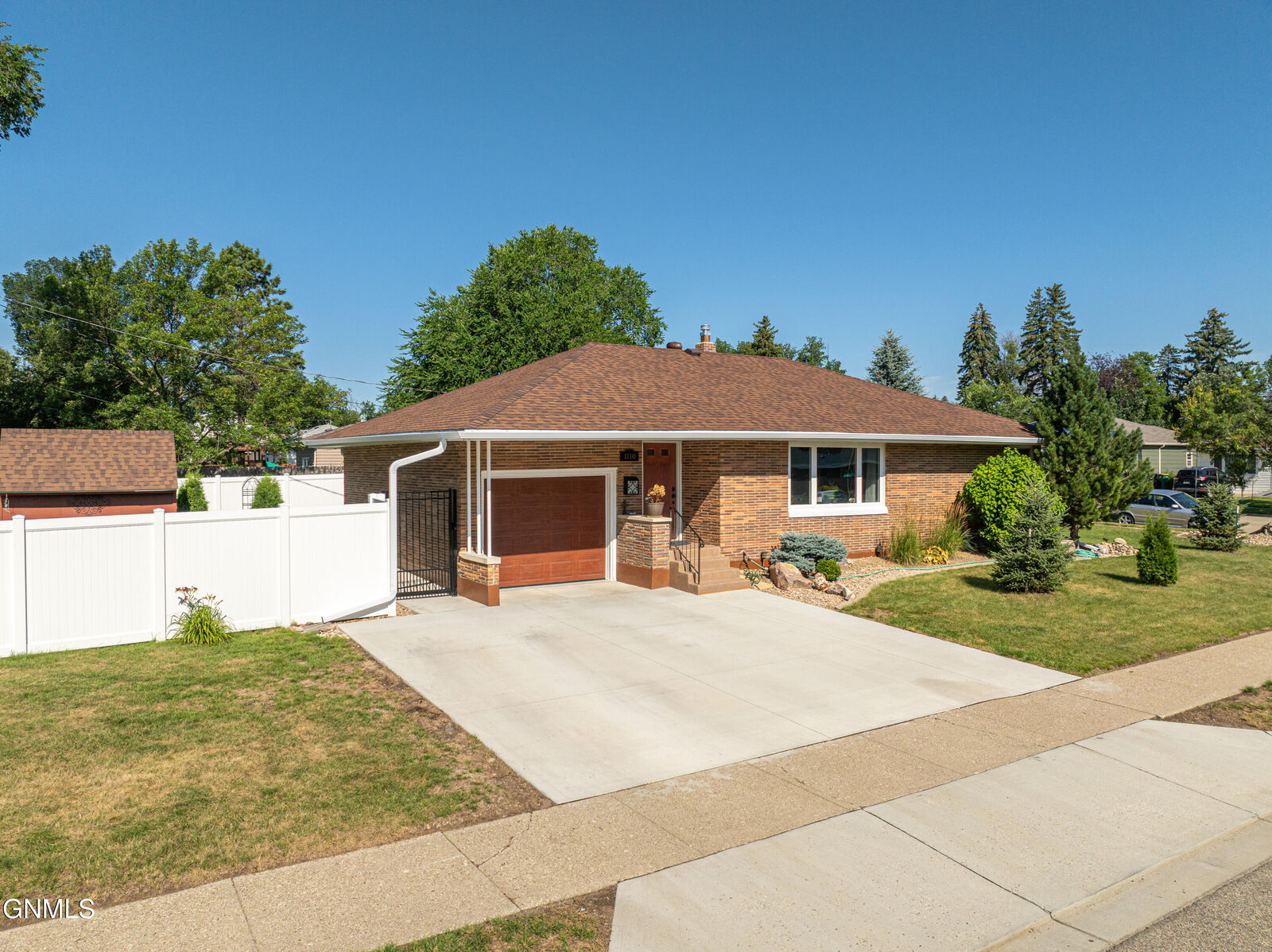 Property Photo:  1110 N 1st Street  ND 58501 
