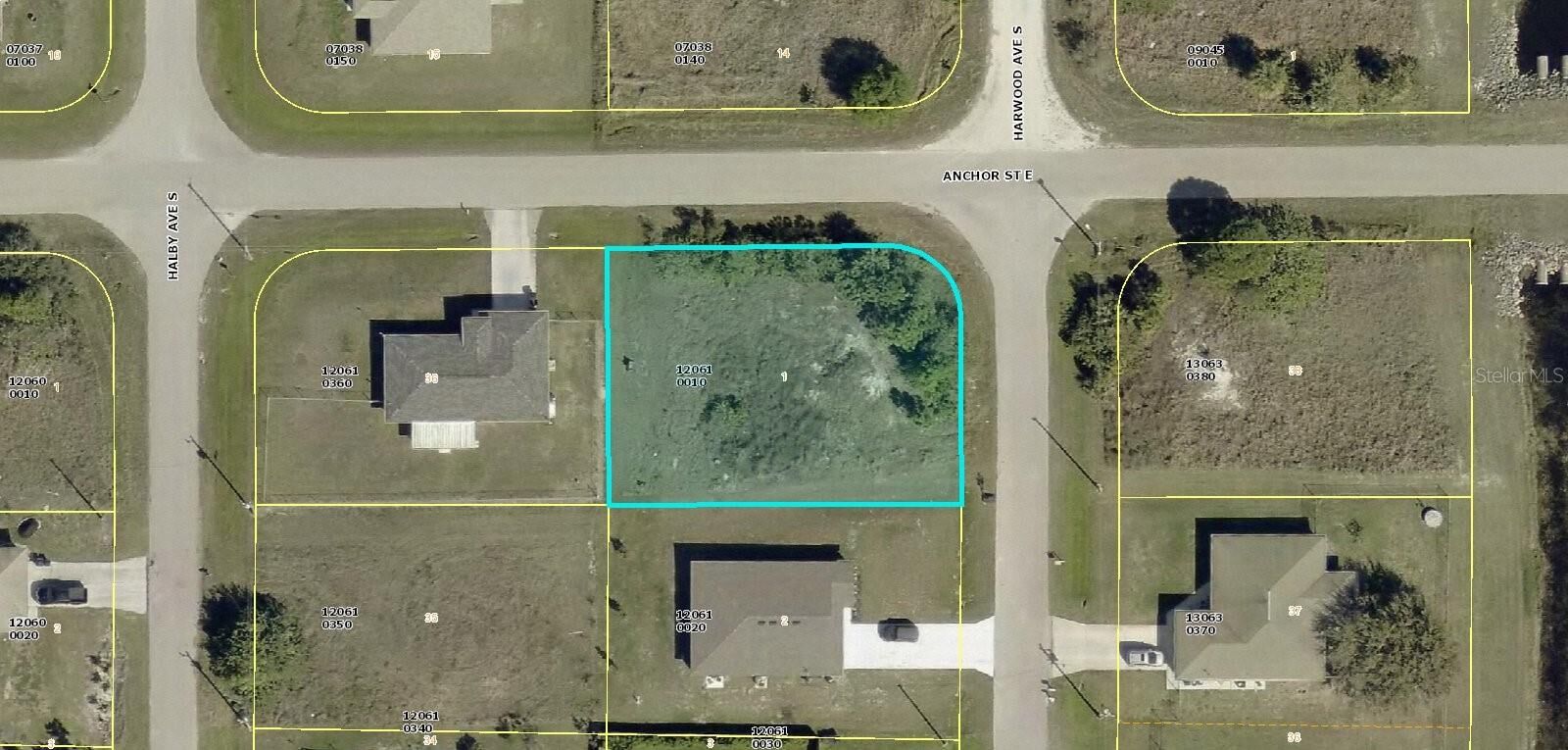Property Photo:  1038 Harwood Avenue S  FL 33974 