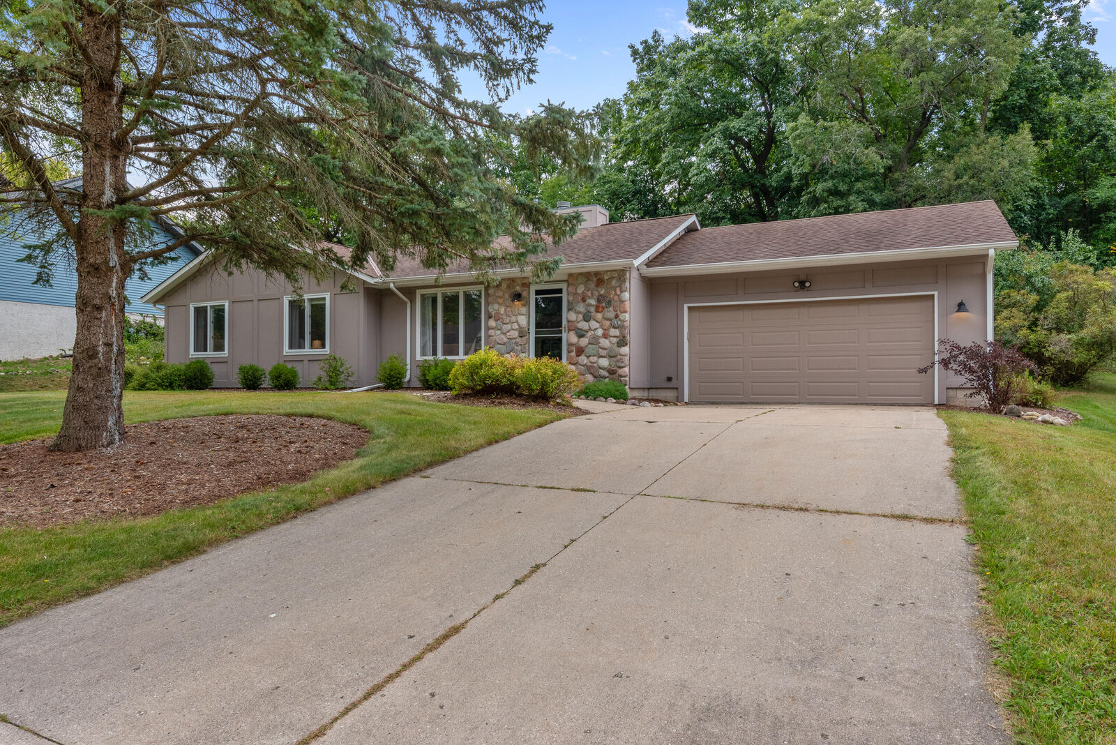 Property Photo:  809 Crescent Ln  WI 53029 
