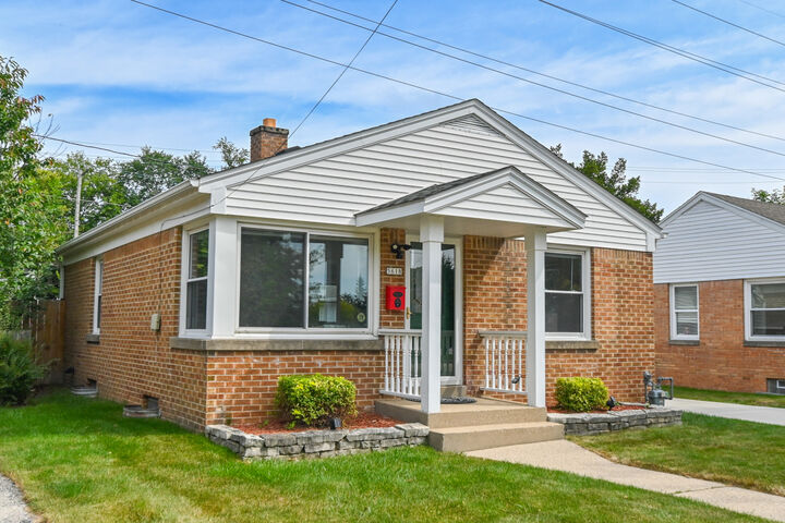 5618 N Dexter Ave  Glendale WI 53209 photo