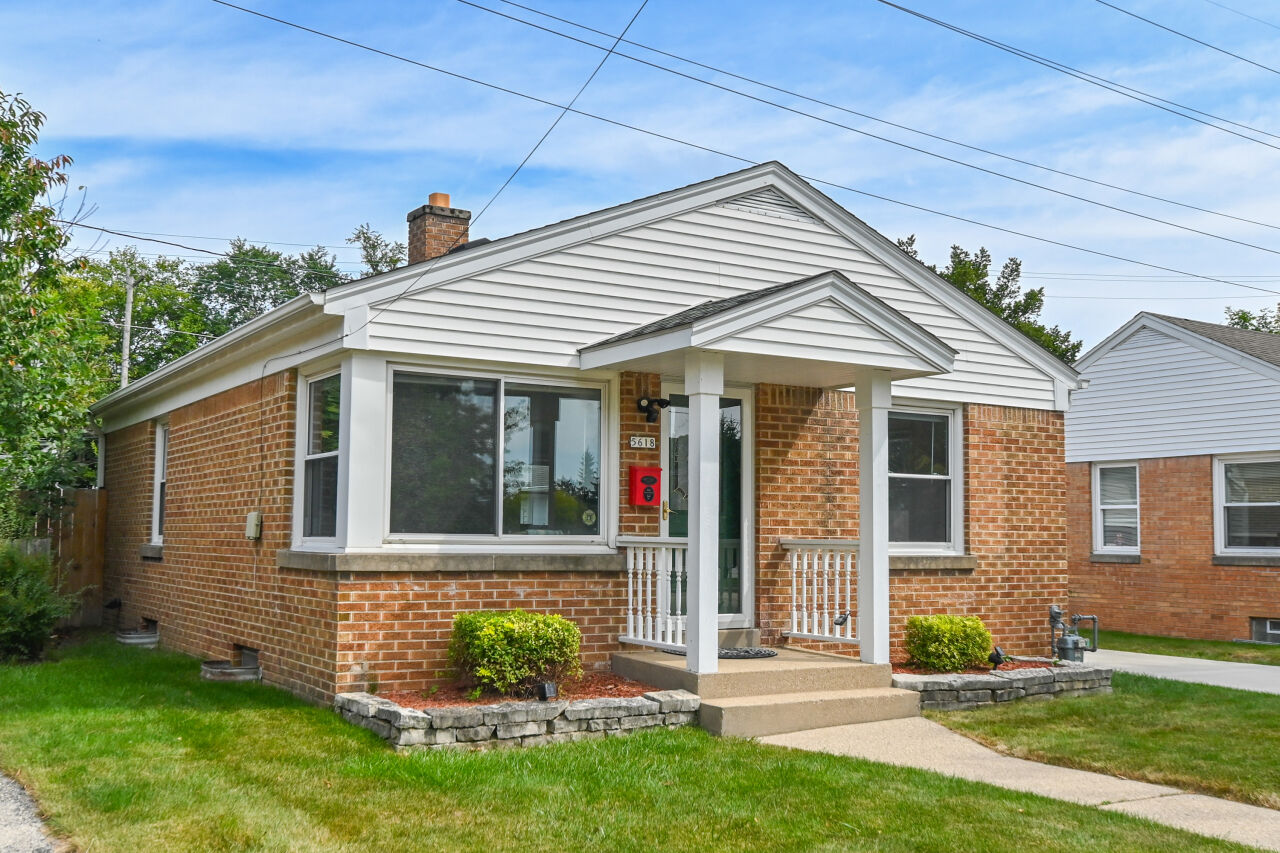 Property Photo:  5618 N Dexter Ave  WI 53209 