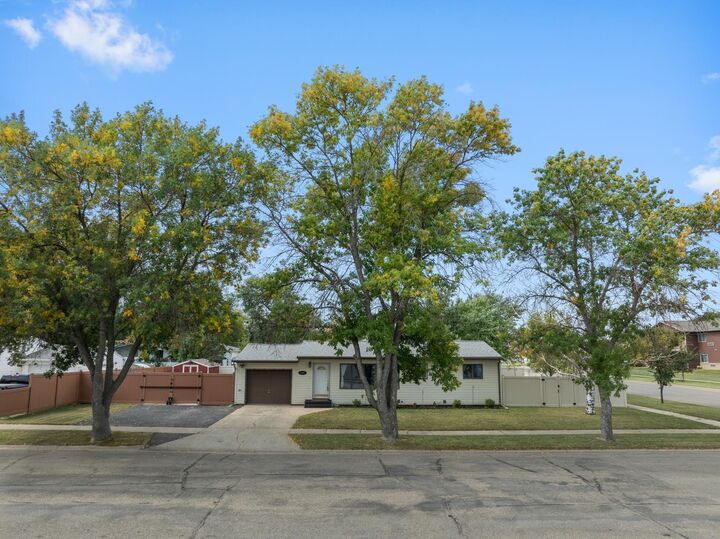 2621 4th St NW  Minot ND 58703 photo