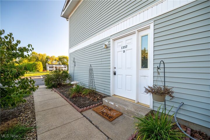 Property Photo:  1357 Pembrooke Drive D  OH 44460 