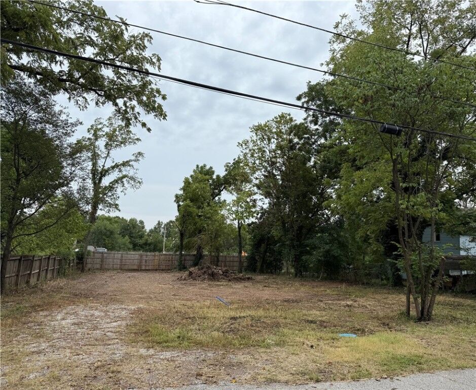 Property Photo:  1407 S 4th Street  AR 72756 